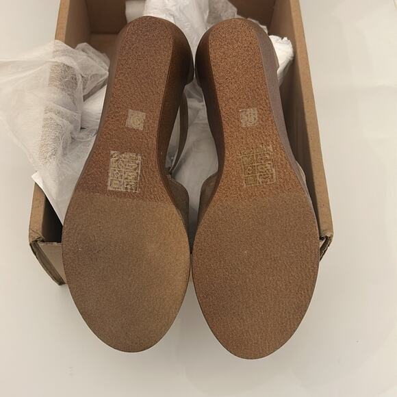 NIB Journee Collection Womens Kedzie Ankle Strap Center Cut Wedges Size 9 Taupe - Picture 6 of 8